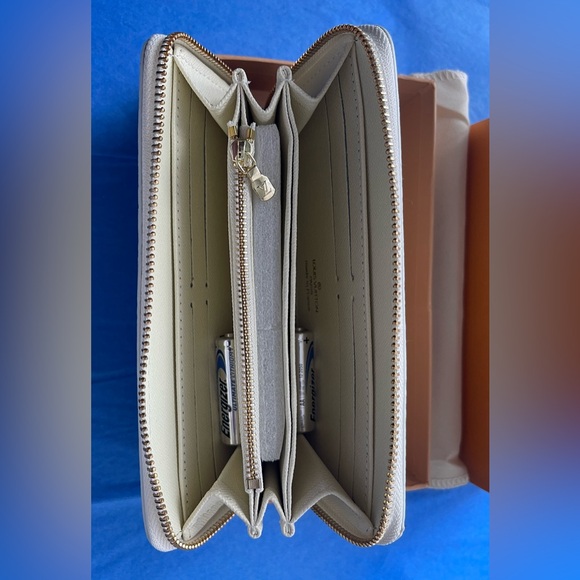 Long zipper wallet white and grey checkered comes with box and dust bag. - Picture 4 of 9